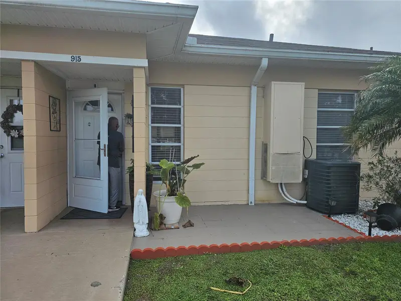 915 Club Cir, FL
