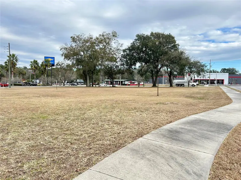 2550 N Main St, FL