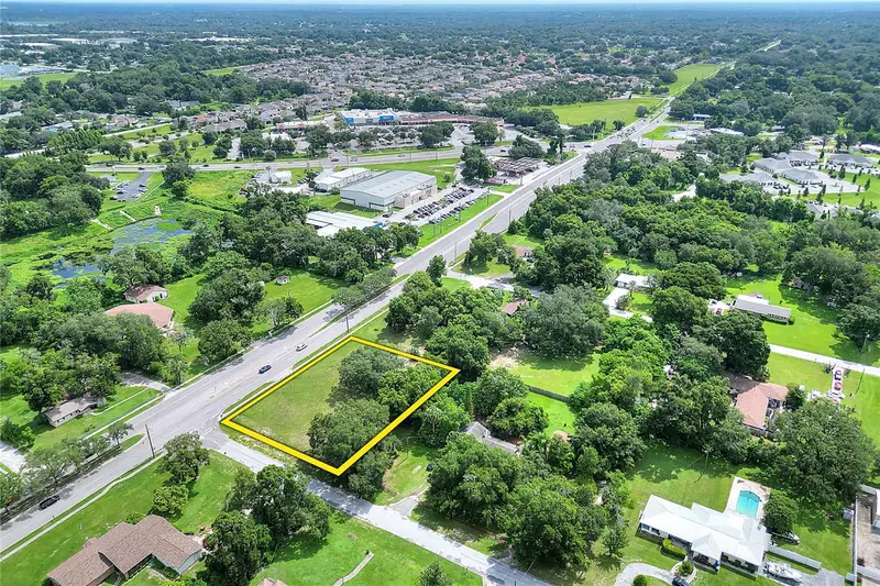 703 E Lumsden Rd, FL