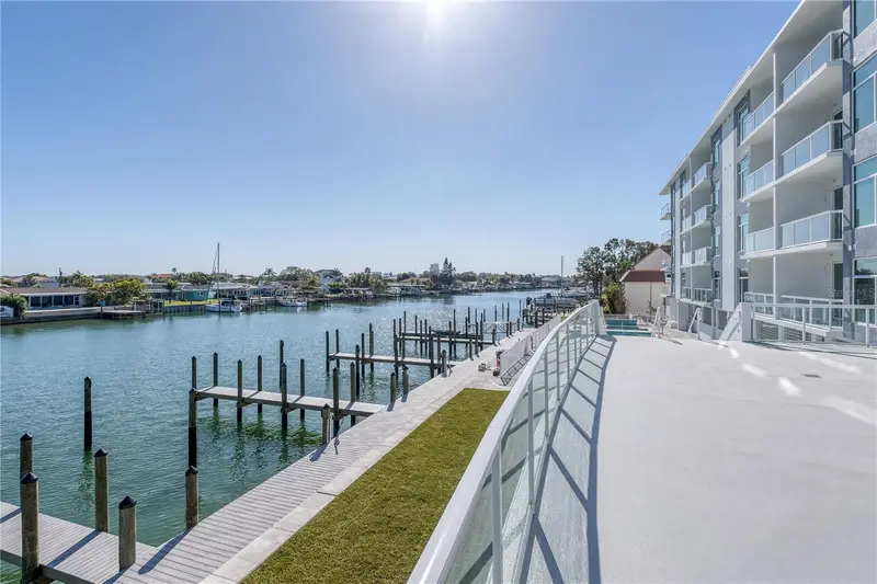 415 Island Way #204, FL