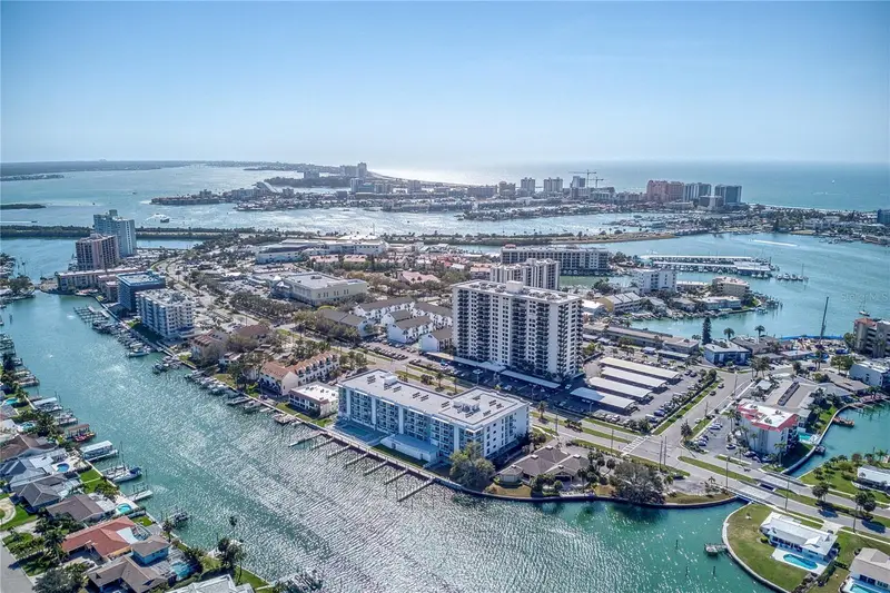 415 Island Way #407, FL