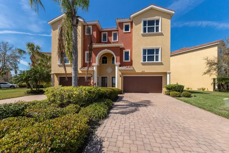 1318 3rd Street Cir E, FL