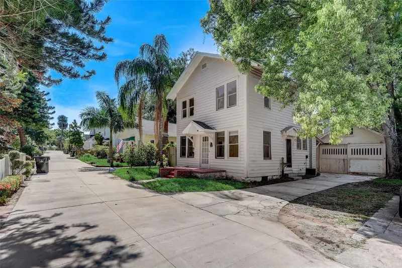 200 & 200 1/2 Hibiscus Ct, FL