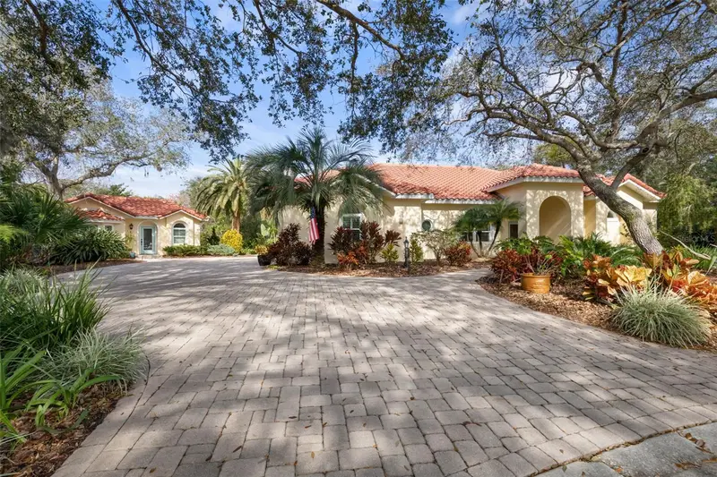 8 Roma Ct, FL