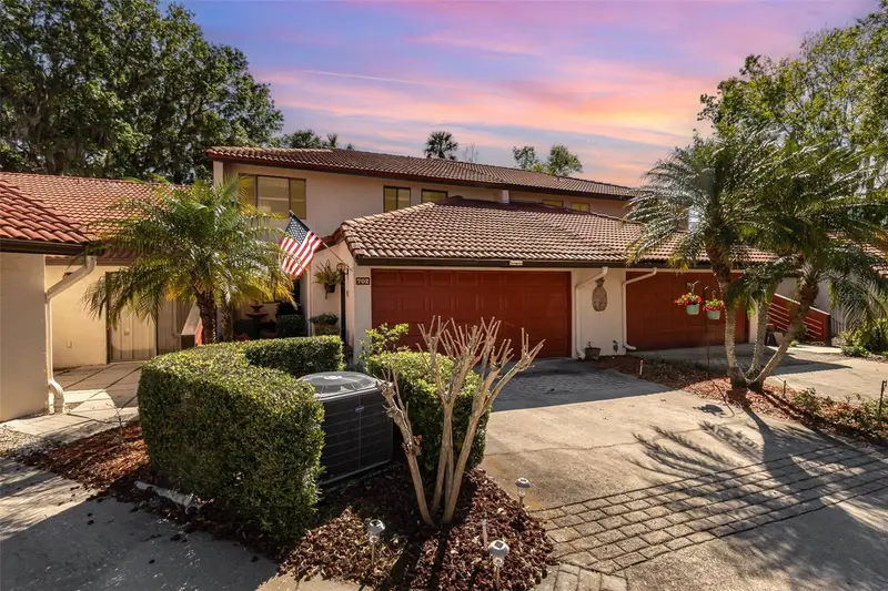 702 Clusterwood Dr, FL