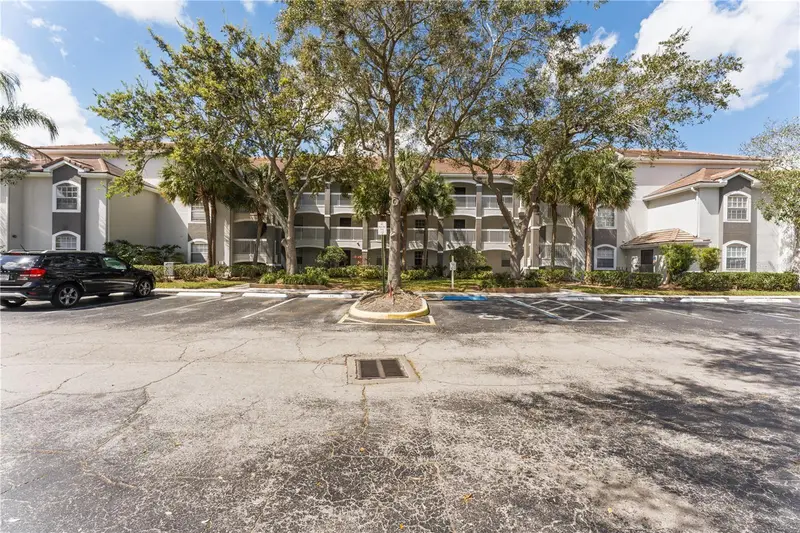 13929 Fairway Island Dr #825, FL