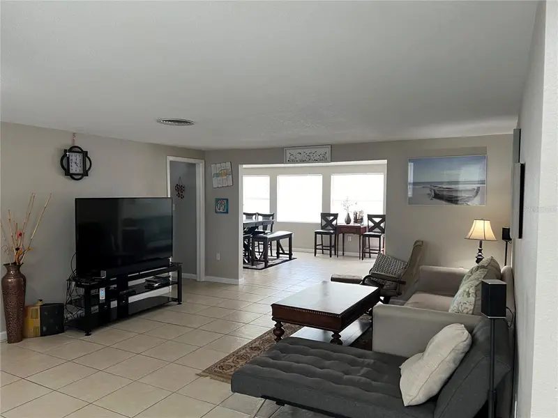 705 Crestview Cir Nw, FL