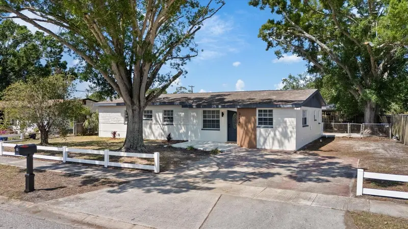 324 Country Club Dr, FL