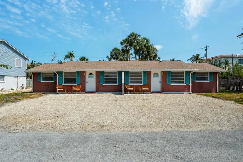 208 Peacock Ln, FL