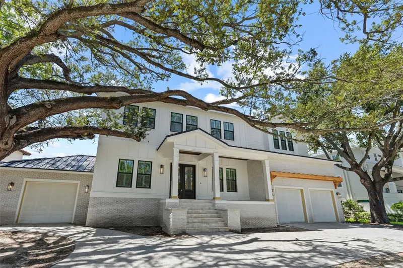 690 Geneva Pl, FL