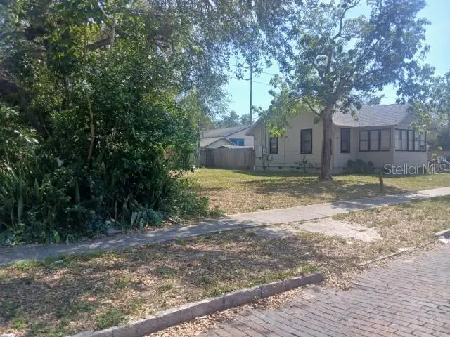 930 James Ave S, FL