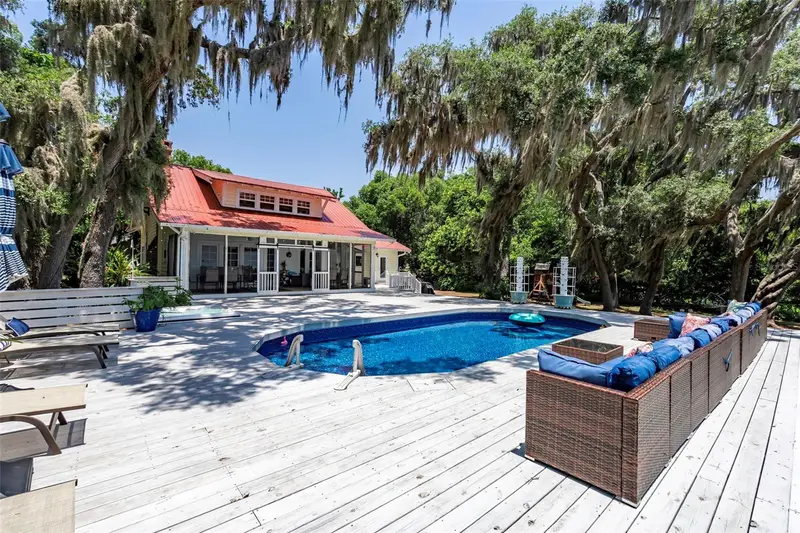 561 Se Lakeview Dr, FL