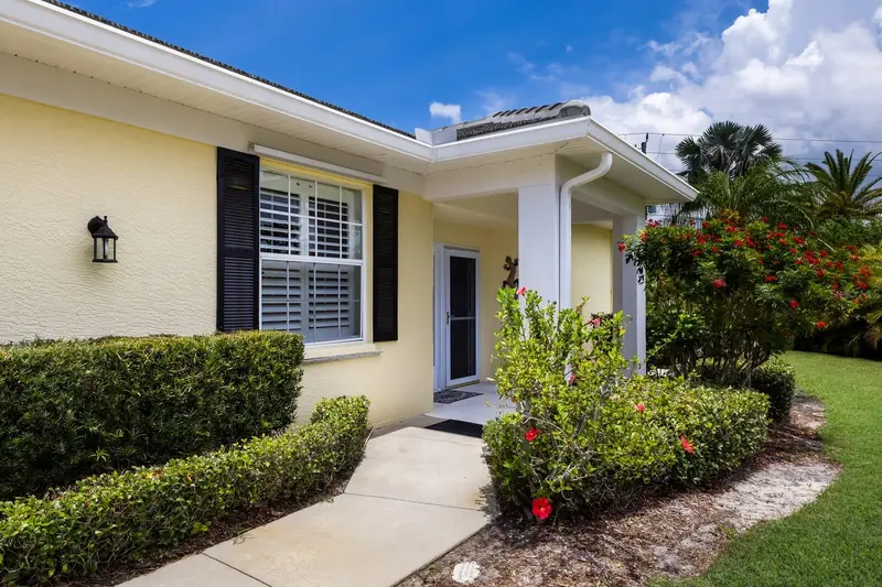 915 Sw Barclay Ct, FL