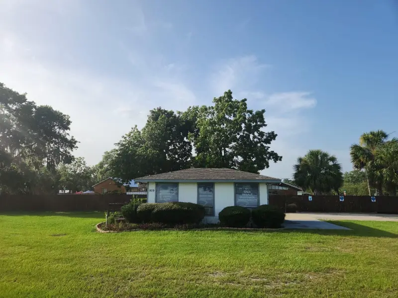 909 Sw (Hwy 200) 10th St, FL