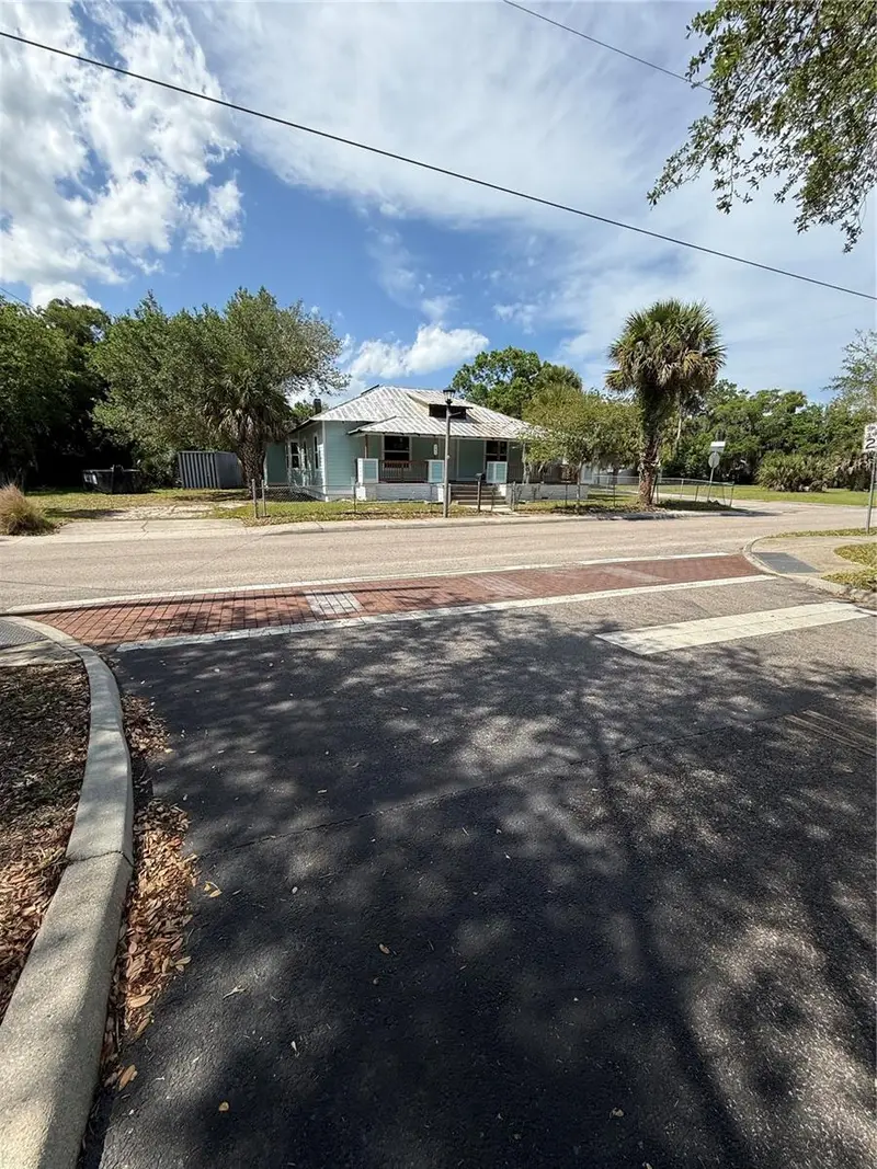 585 Washington St, FL