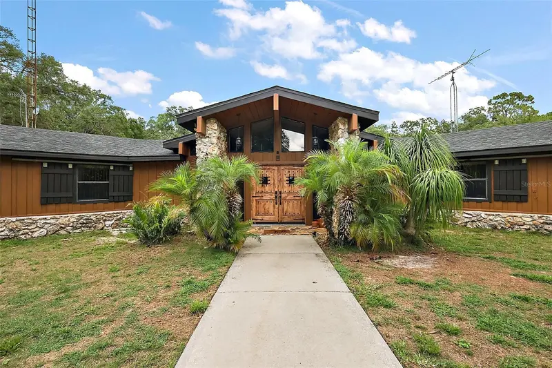 672 E Belt Ave, FL