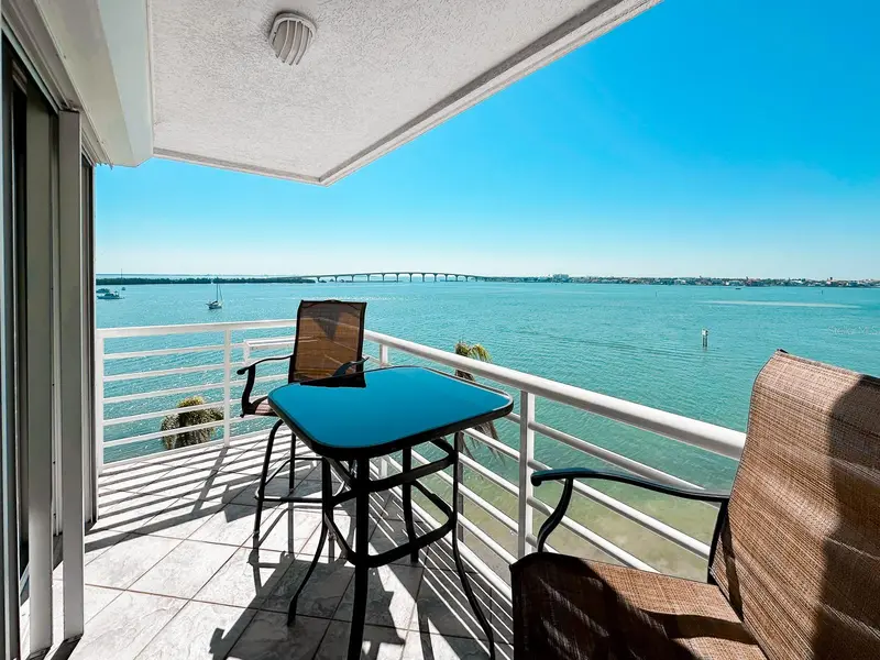 6105 Bahia Del Mar Cir #682, FL
