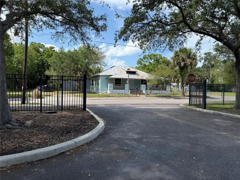 585 Washington St, FL
