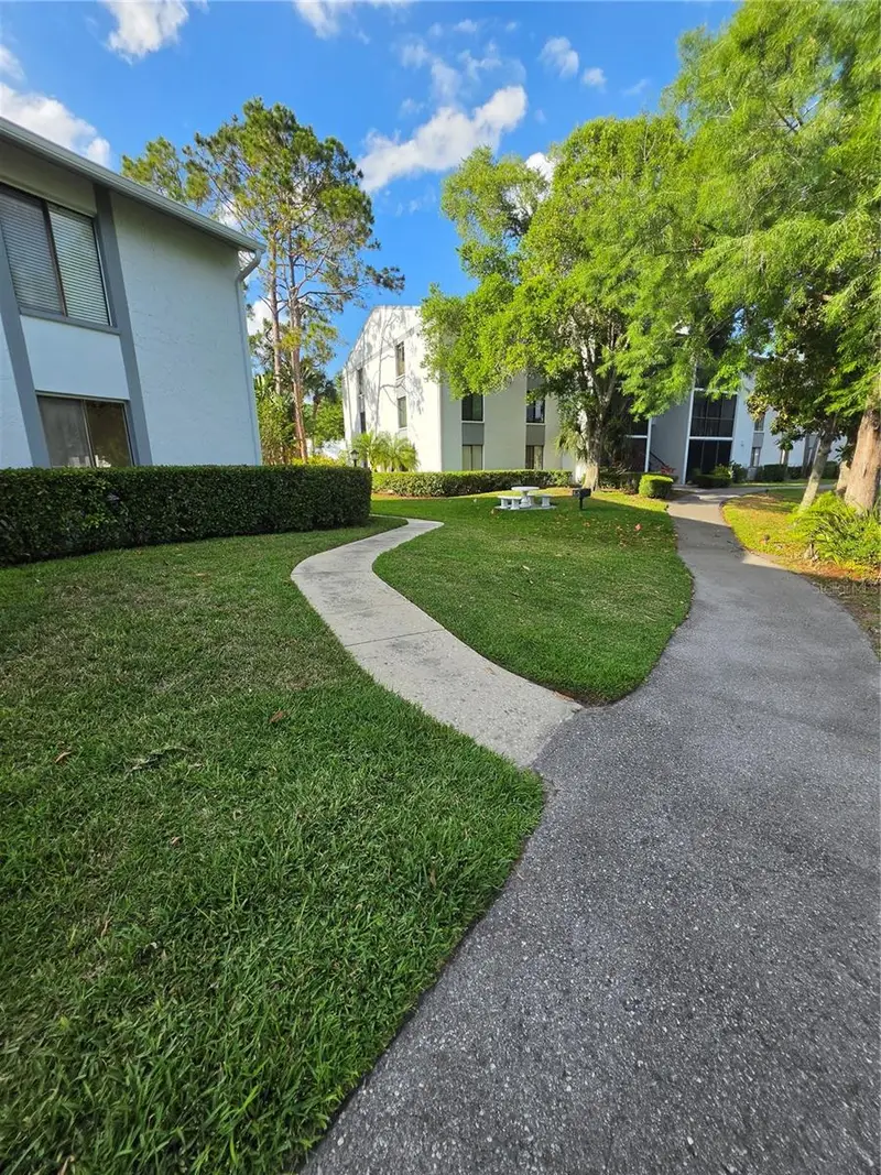 1281 Pine Ridge Cir E #B1, FL