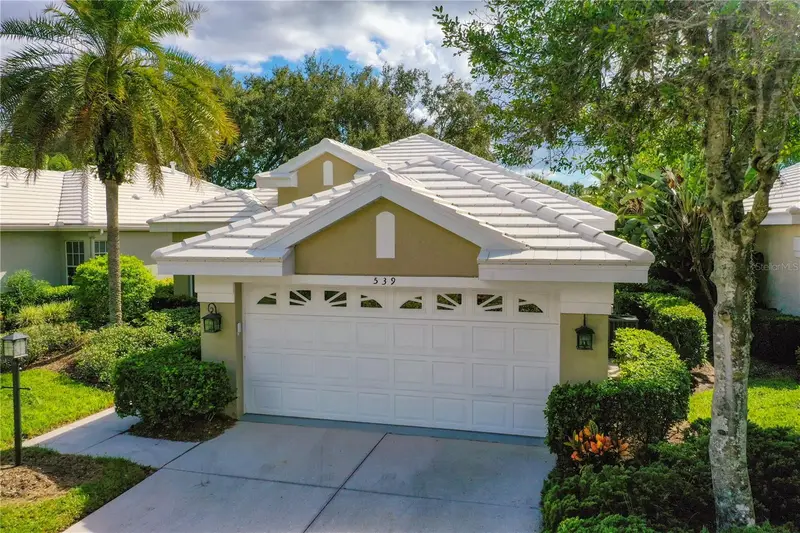539 Fallbrook Dr, FL
