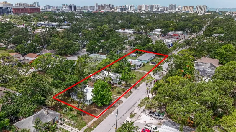 2050-2026 10th, FL