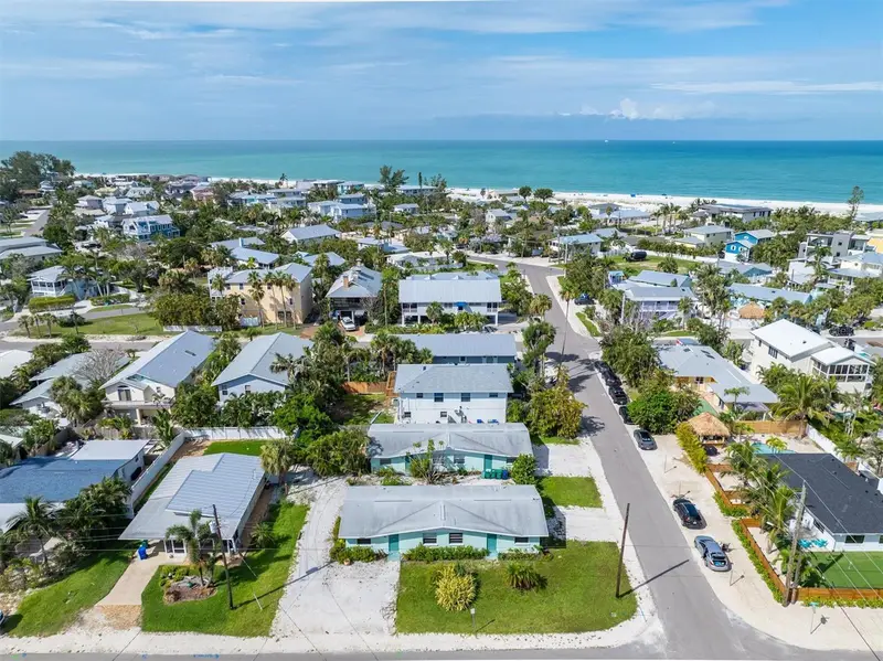 411 Alamanda Rd, FL