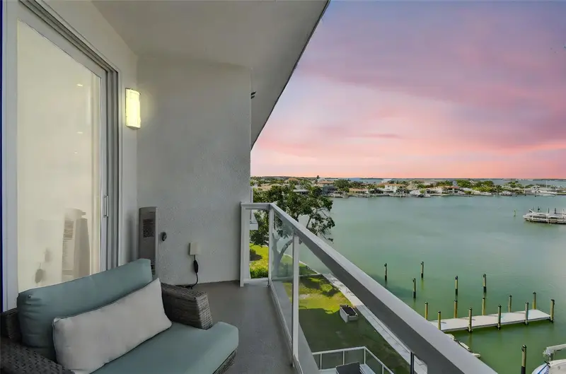 415 Island Way #507, FL