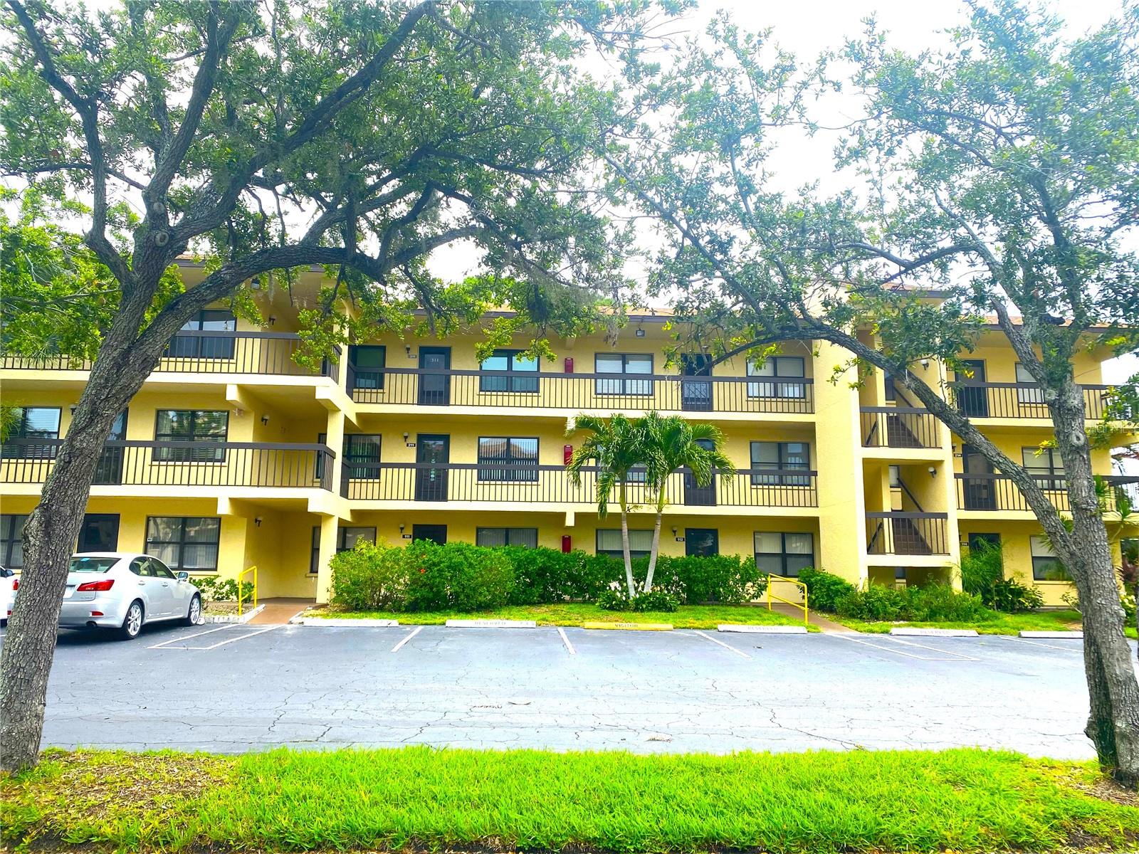 425 30th Ave W #C211, FL
