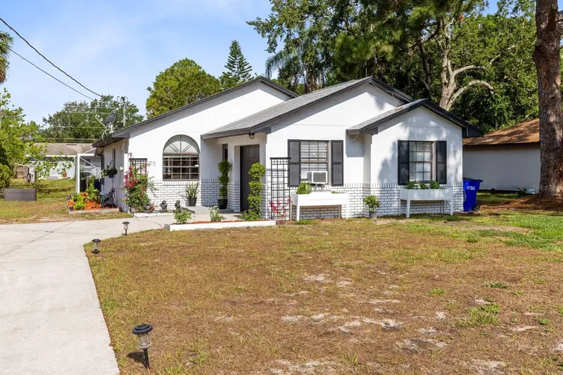 106 Edgewater Dr, FL