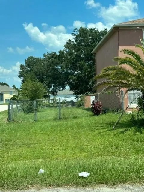 558 Maricopa Dr, FL