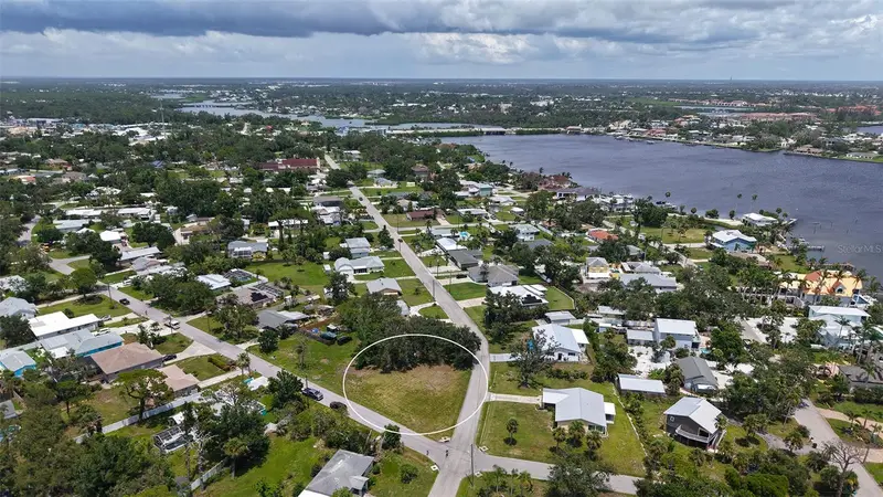 513 Pine Rd, FL