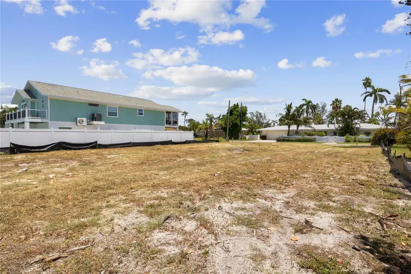 132 Crescent Dr, FL
