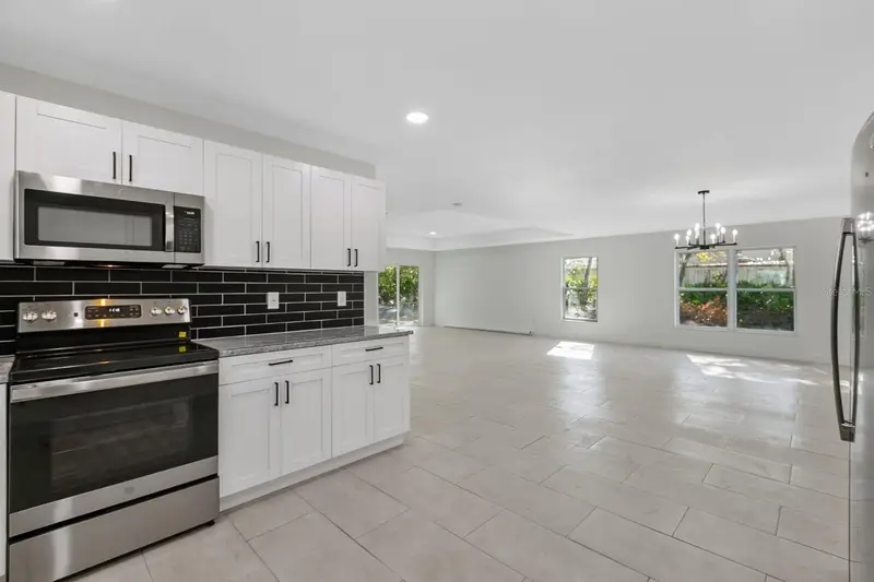 5112 Pacific, FL