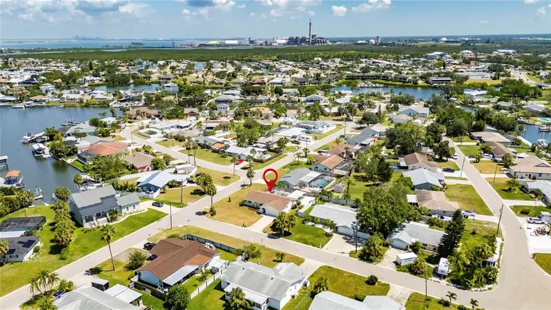 635 Jamaica Cir E, FL