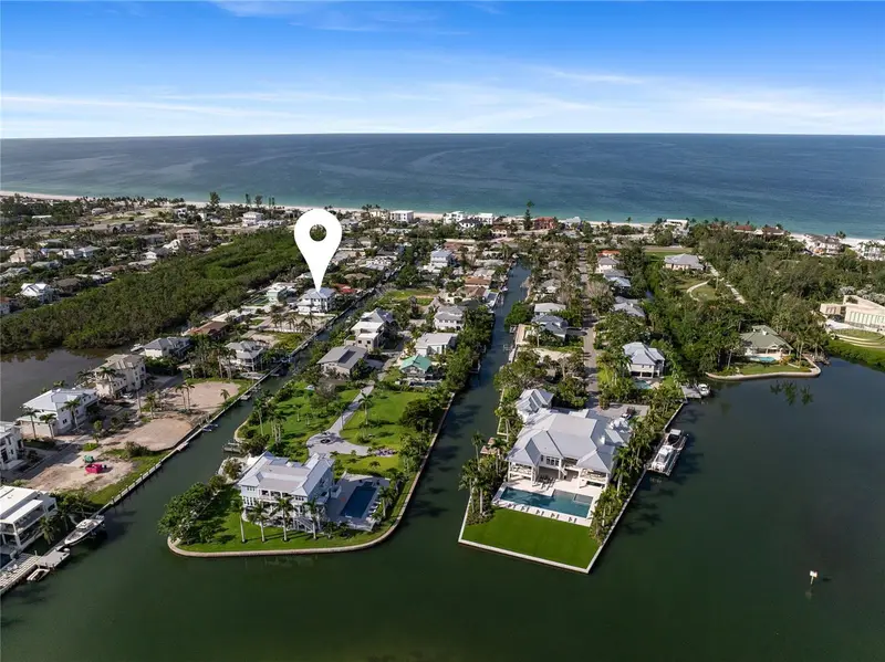 569 Bayview Dr, FL