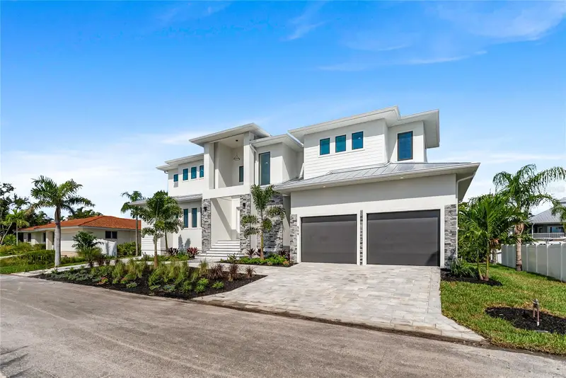 569 Bayview Dr, FL