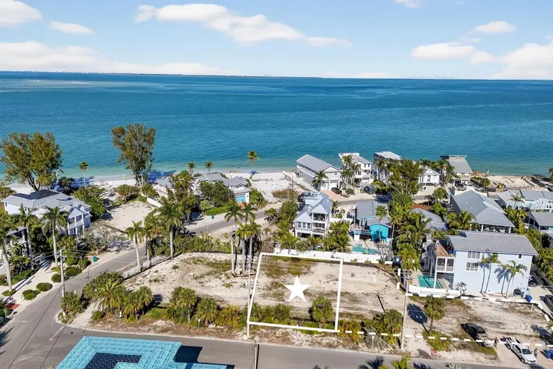 810 N Bay Blvd, FL