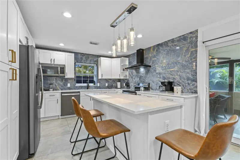 6822 S Wall St, FL