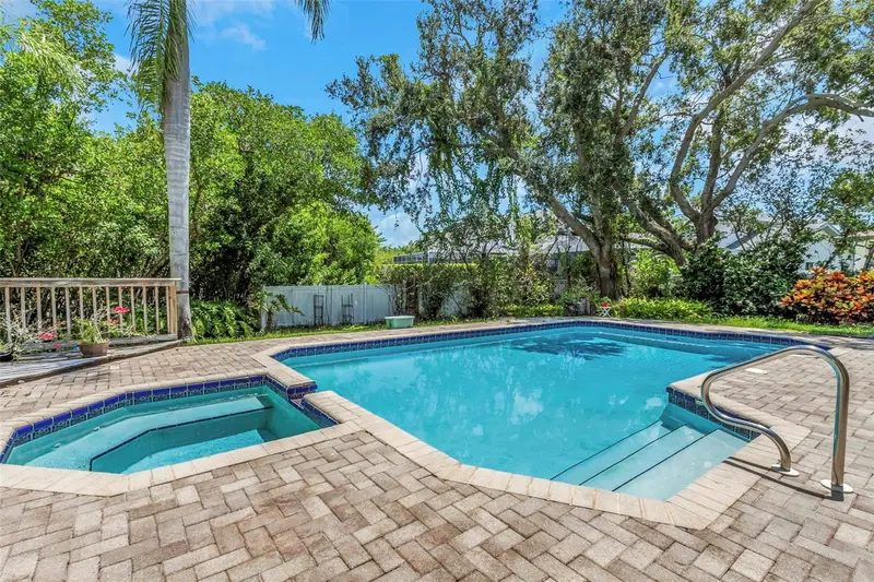 1065 Sable Ct Ne, FL