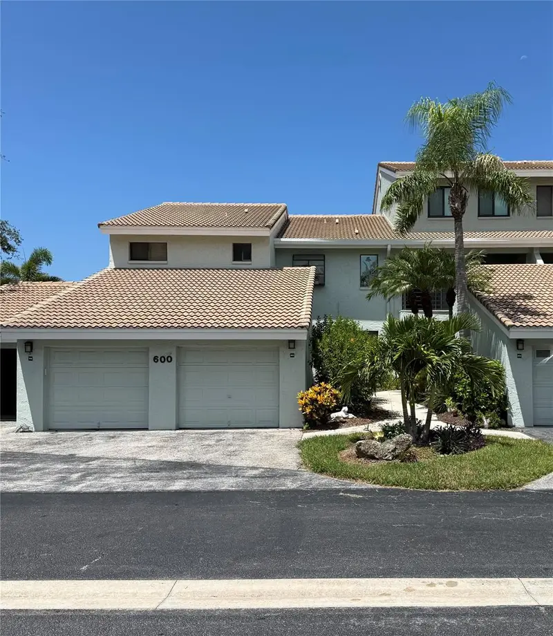 600 Carriage House Ln #201, FL