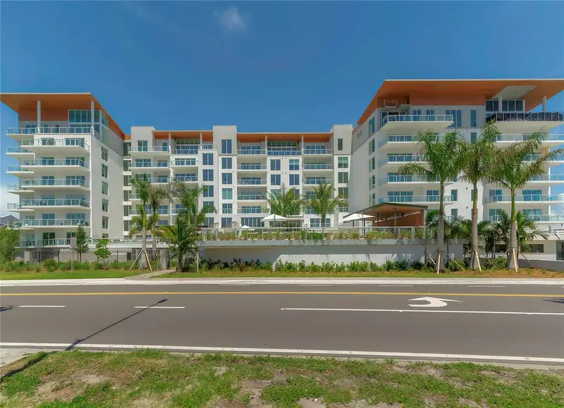1020 Sunset Point Rd #302, FL