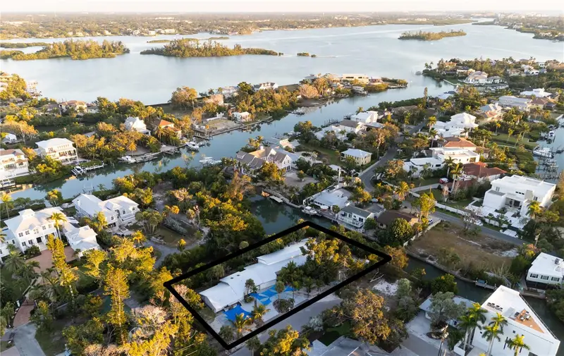 300 Garden Ln, FL