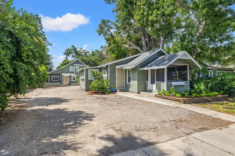 1040 19th Ave N, FL