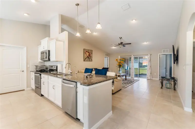 15 Raeland Ln, FL