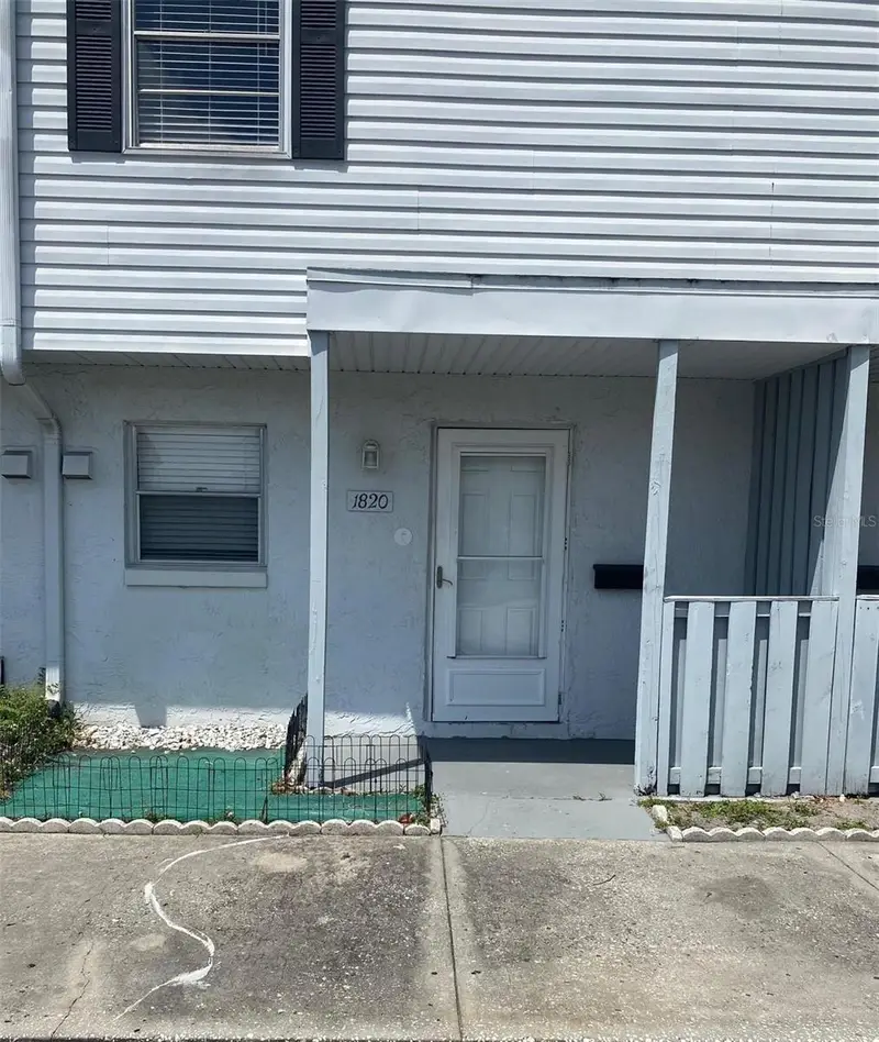 1820 Amberly Ave #T10, FL