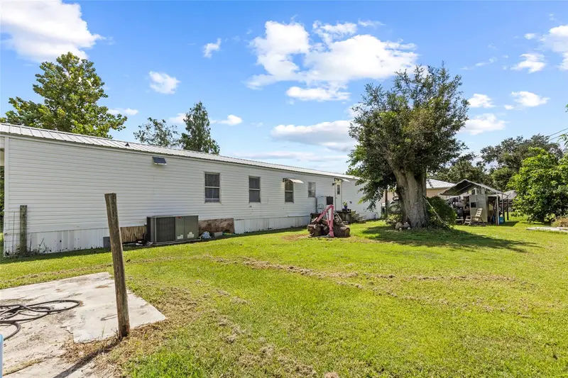 6585 Ne 7th St, FL