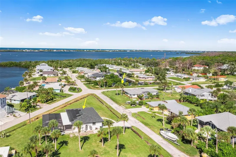 915 Suncrest Ln, FL