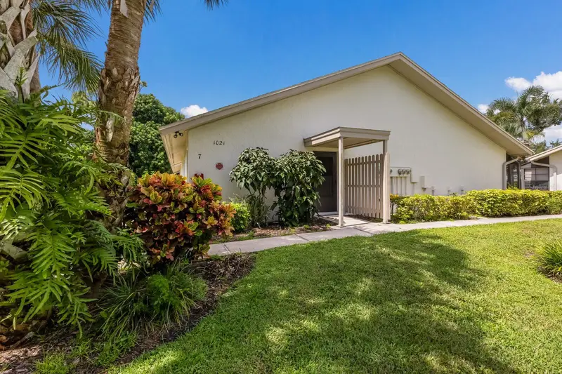 1021 Capri Isles Blvd #7, FL