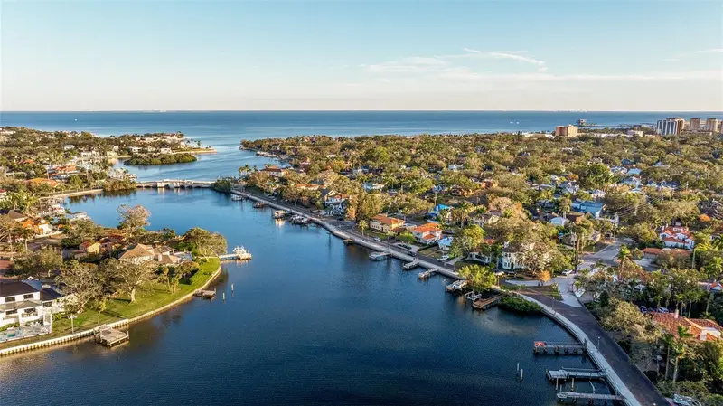 2400 Coffee Pot Blvd Ne, FL