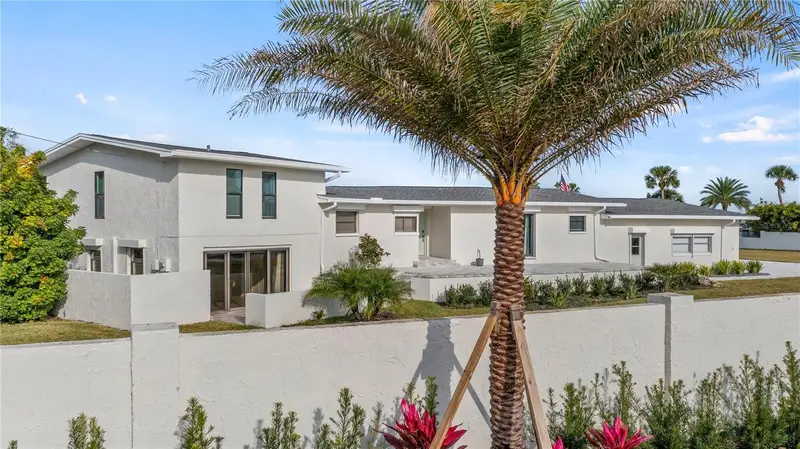 102 East Cir, FL